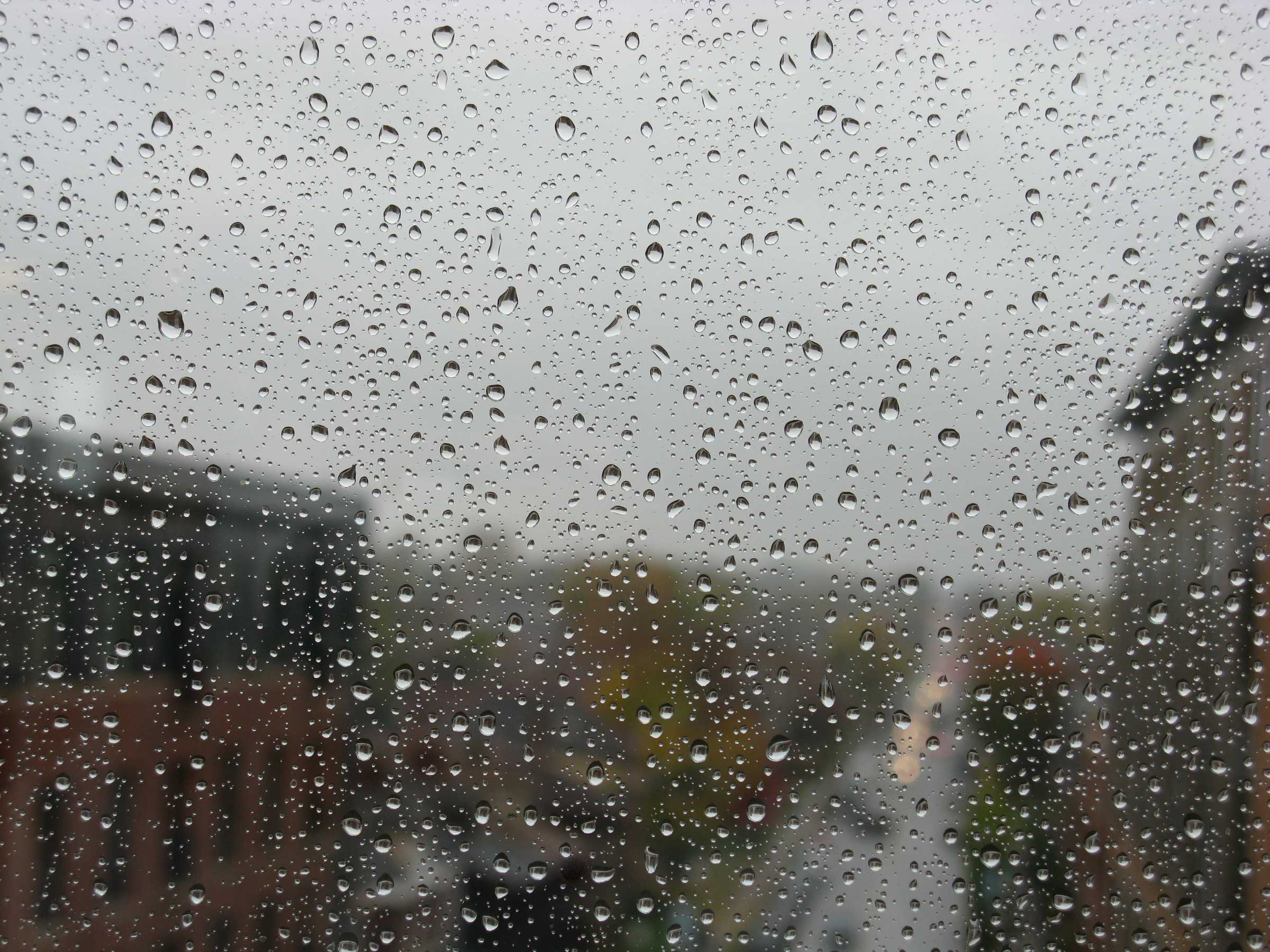 Мелкий дождь сонно. Дождь в окне. Дождь за окном. Капли на окне. Ливень.