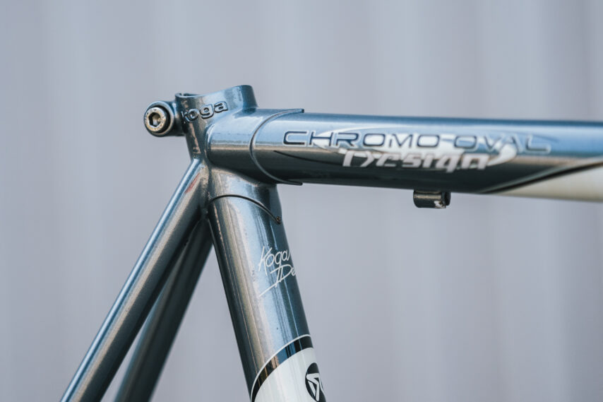 Goed te zien: de ‘verdraaide’ lugs bij de zitbuis en de balhoofdbuis. 