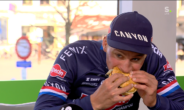 Mathieu van der Poel eet een hamburger