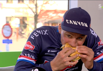 Mathieu van der Poel eet een hamburger