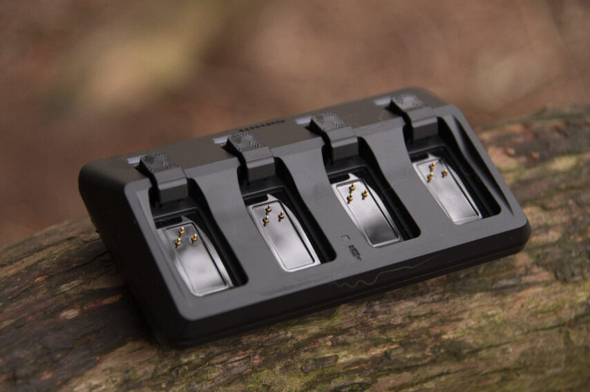 De laadunit voor 4 batterijen is een must-have. 