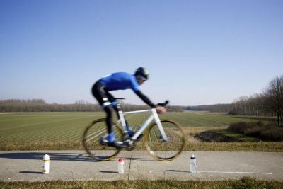 Hoe snel kun je je racefiets laten stoppen met schijfremmen?