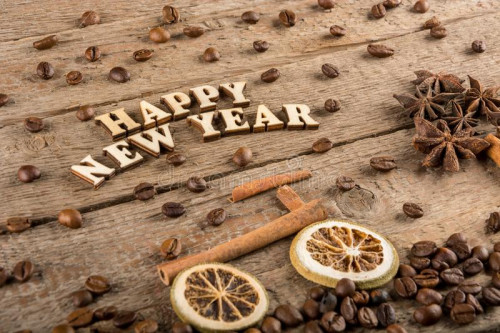 de-inschrijving-van-houten-letters-en-getallen-‚gelukkig-nieuwjaar-‚-een-fiets-boom-kruiden-op-achtergrond-ruw-hout-130902689.jpg