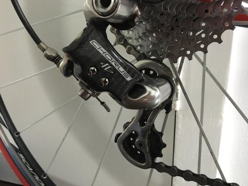 Bovenste derailleur wieltje loopt tegen cassette